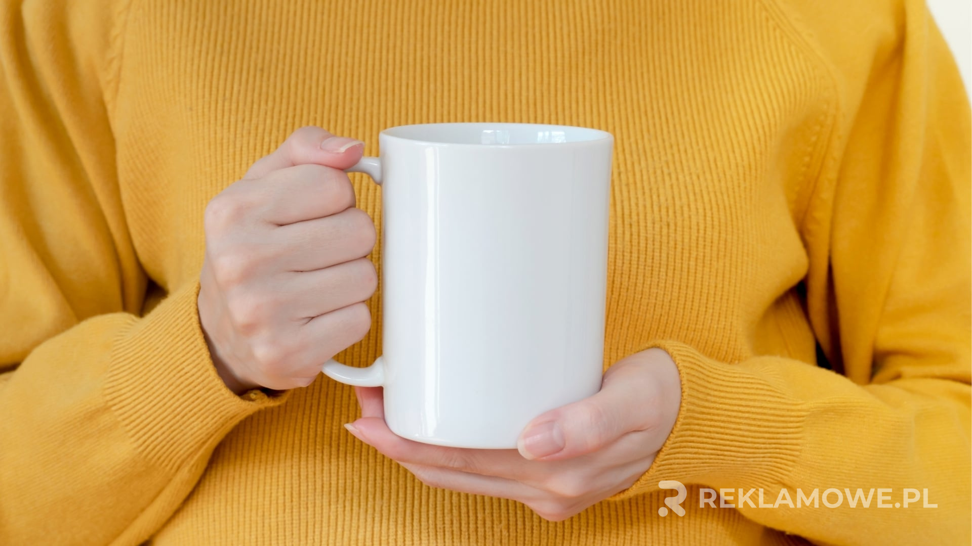 ROI z inwestycji w kubki reklamowe Kubek reklamowy na biurku z dokumentami