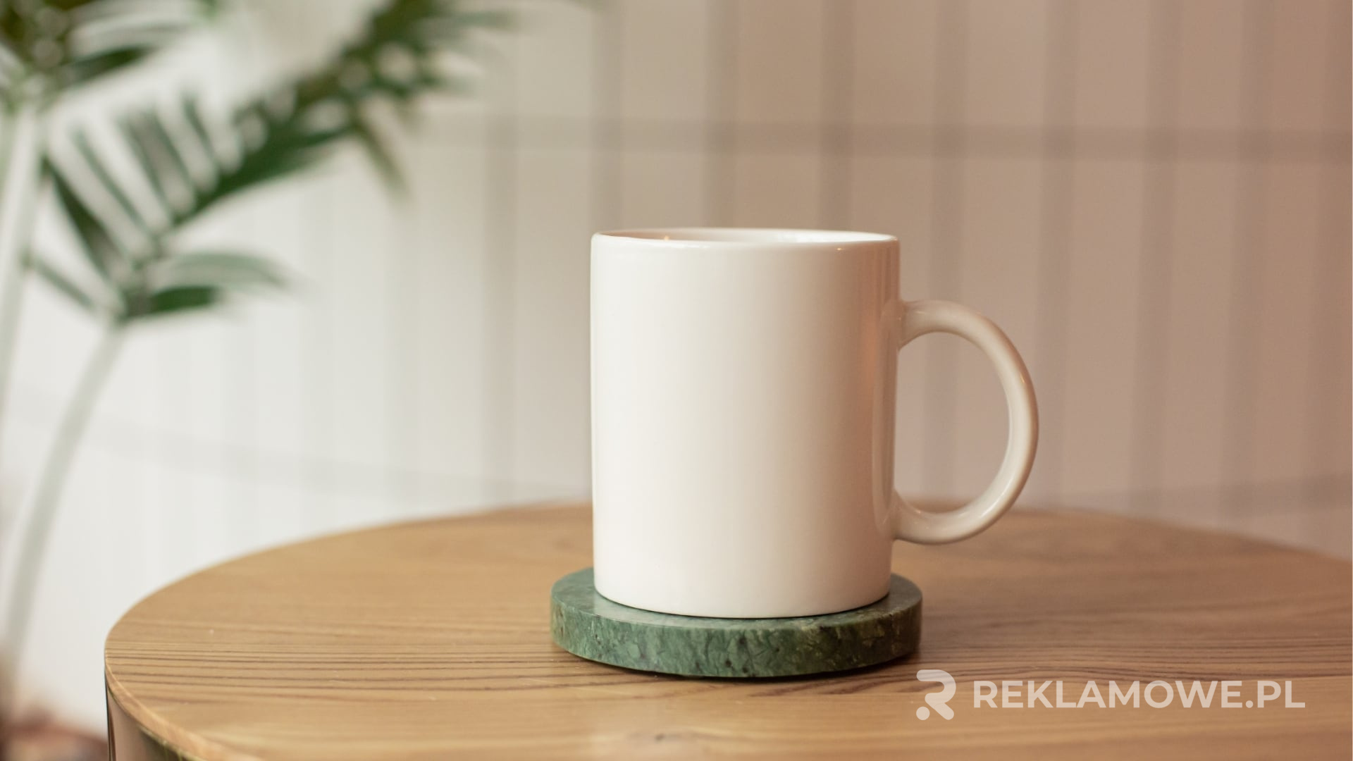 Białe kubki reklamowe jako uniwersalna baza pod skuteczny nadruk