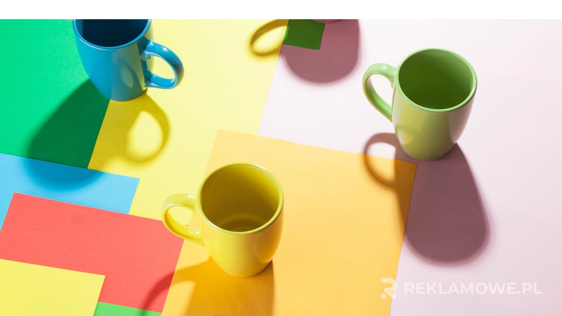 Kubki reklamowe na stole