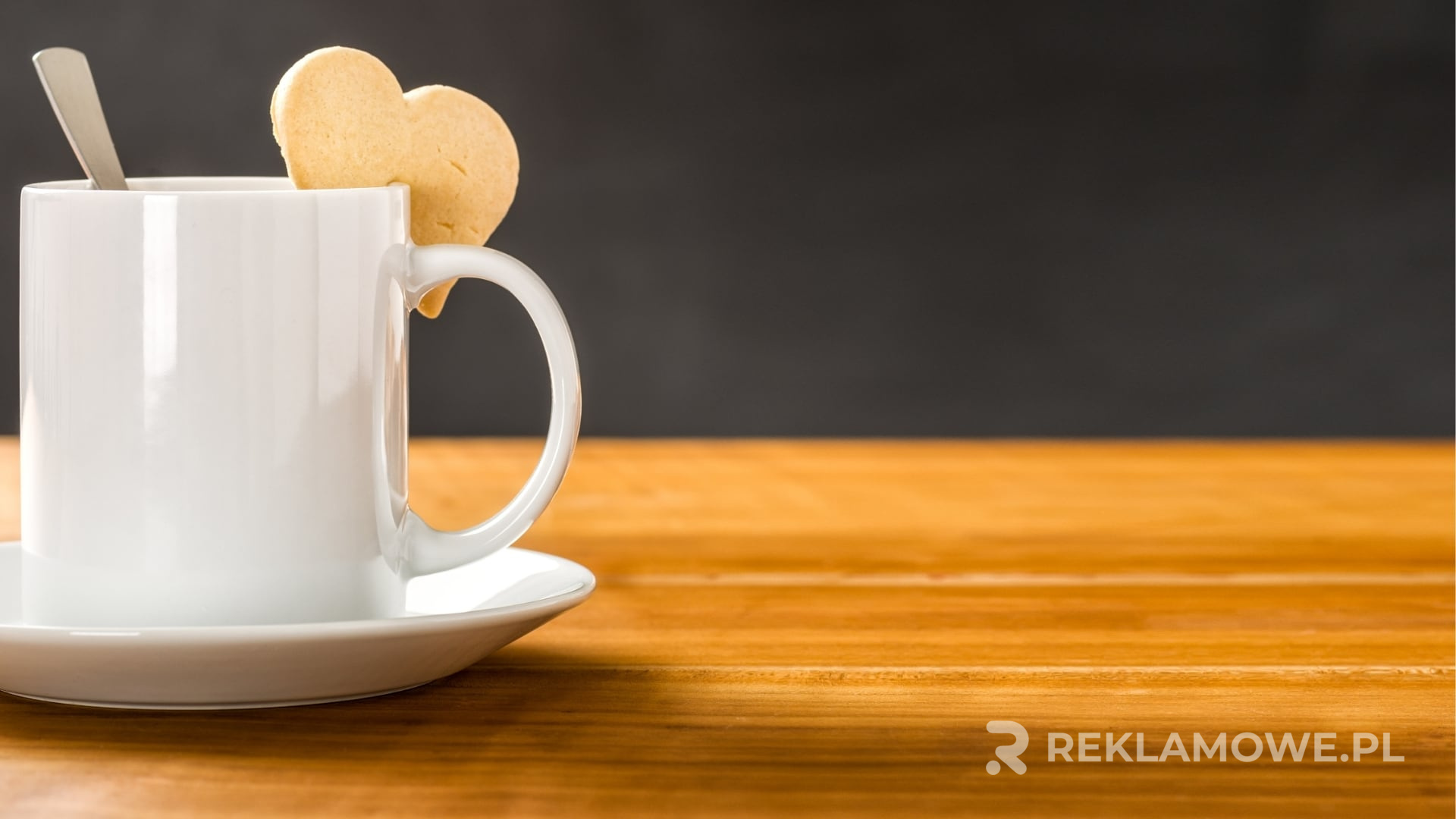 Ekologiczny kubek reklamowy na biurkowym tle