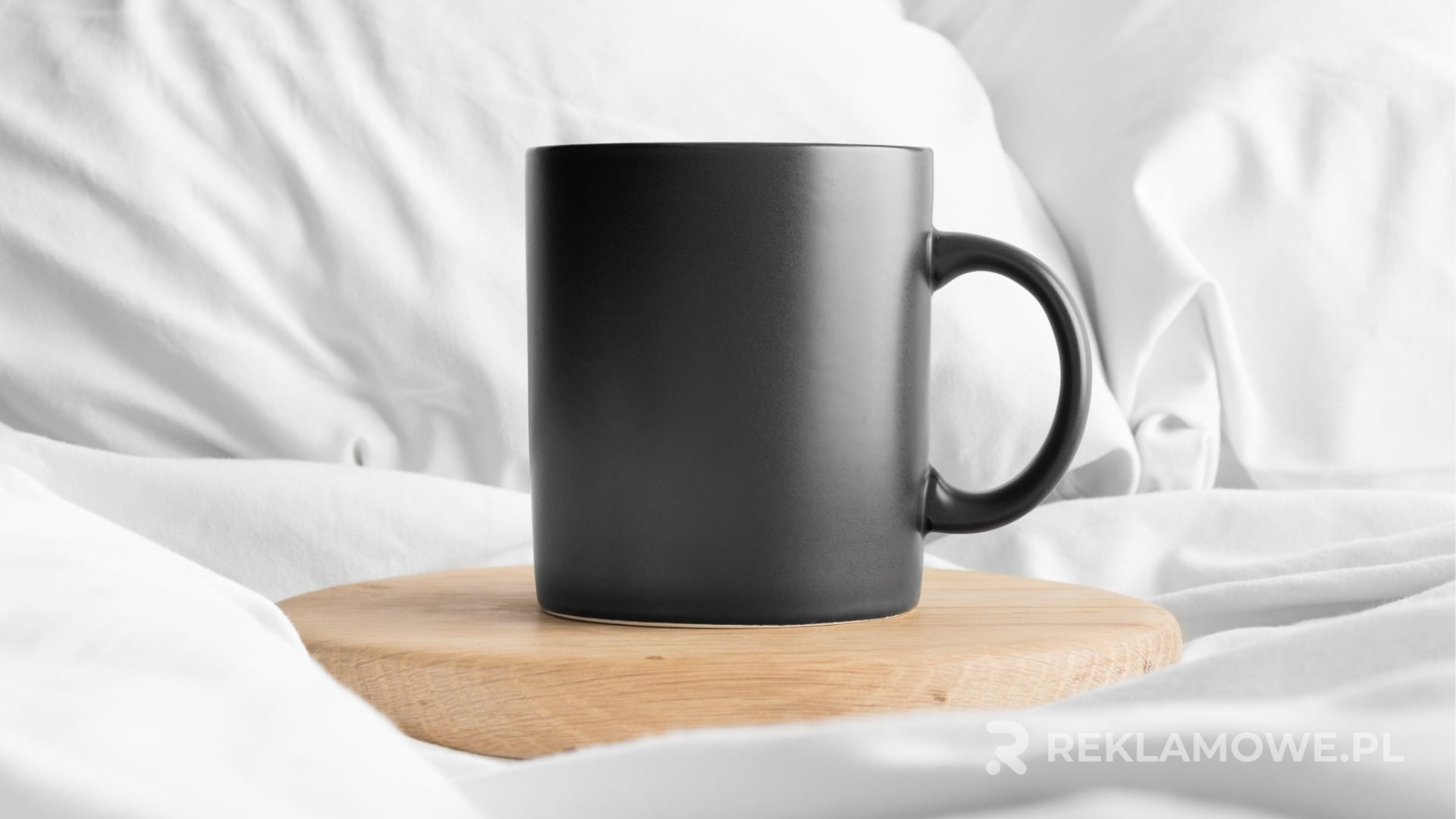 Kubki reklamowe na biurku z latami