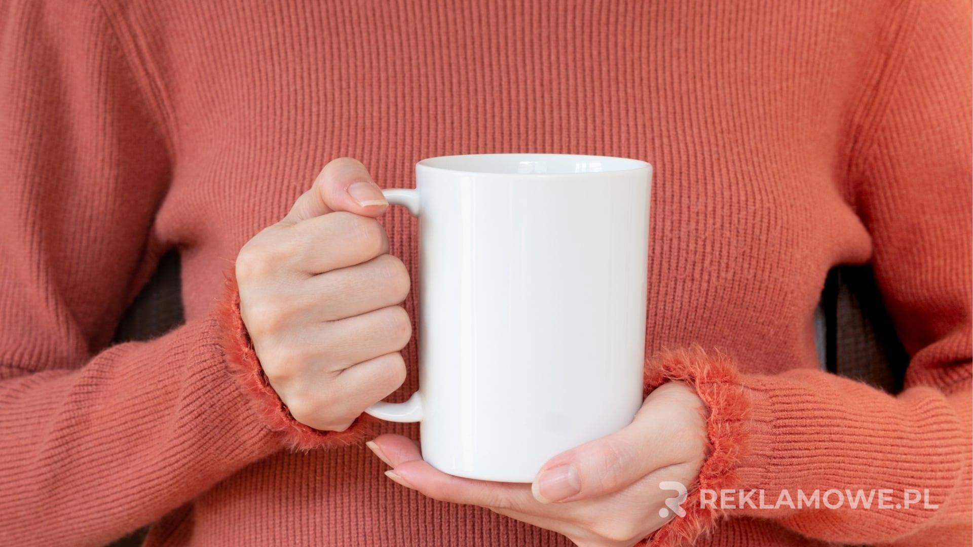 Kubek reklamowy na biurku