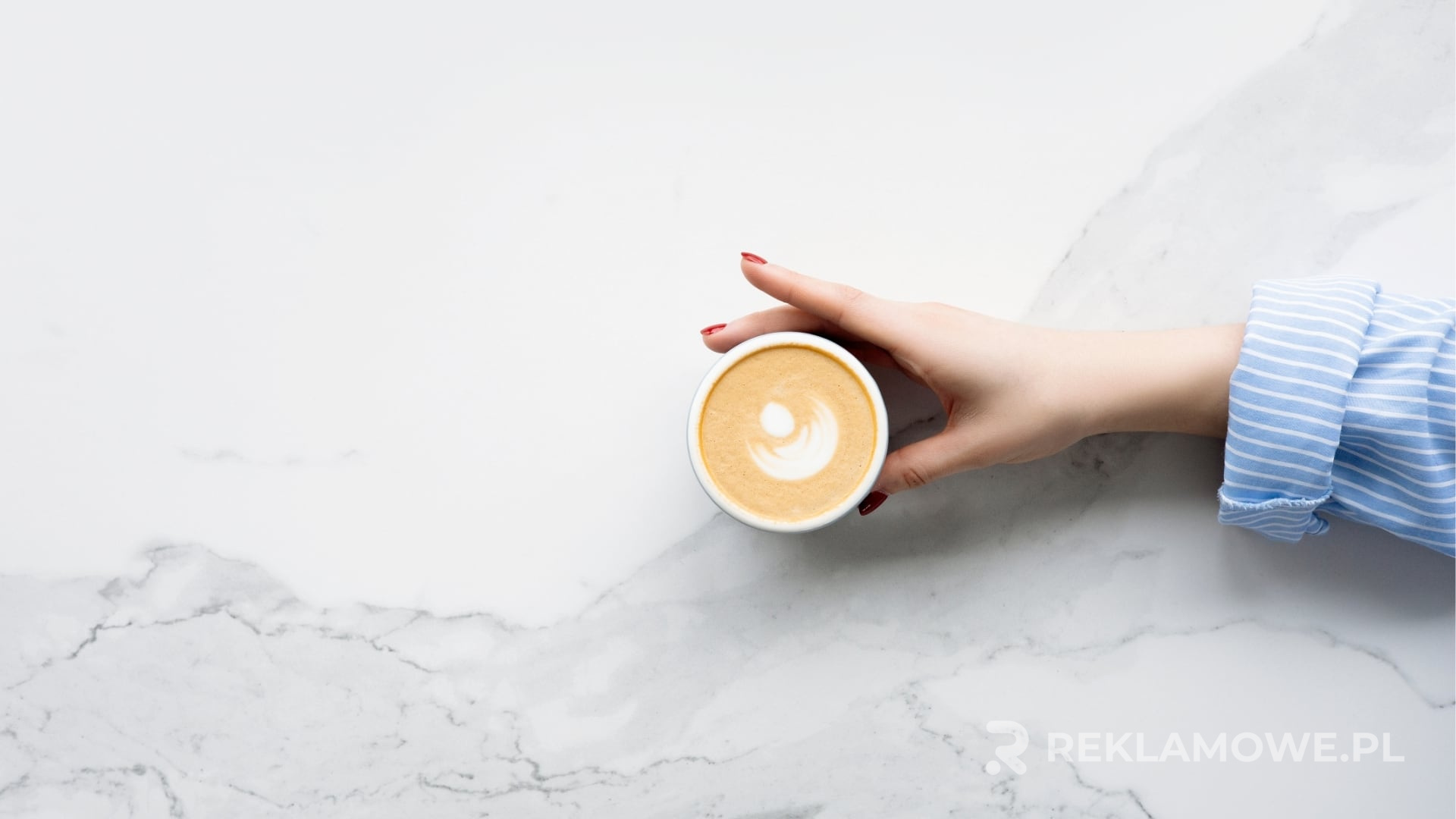 Kubek reklamowy na biurku