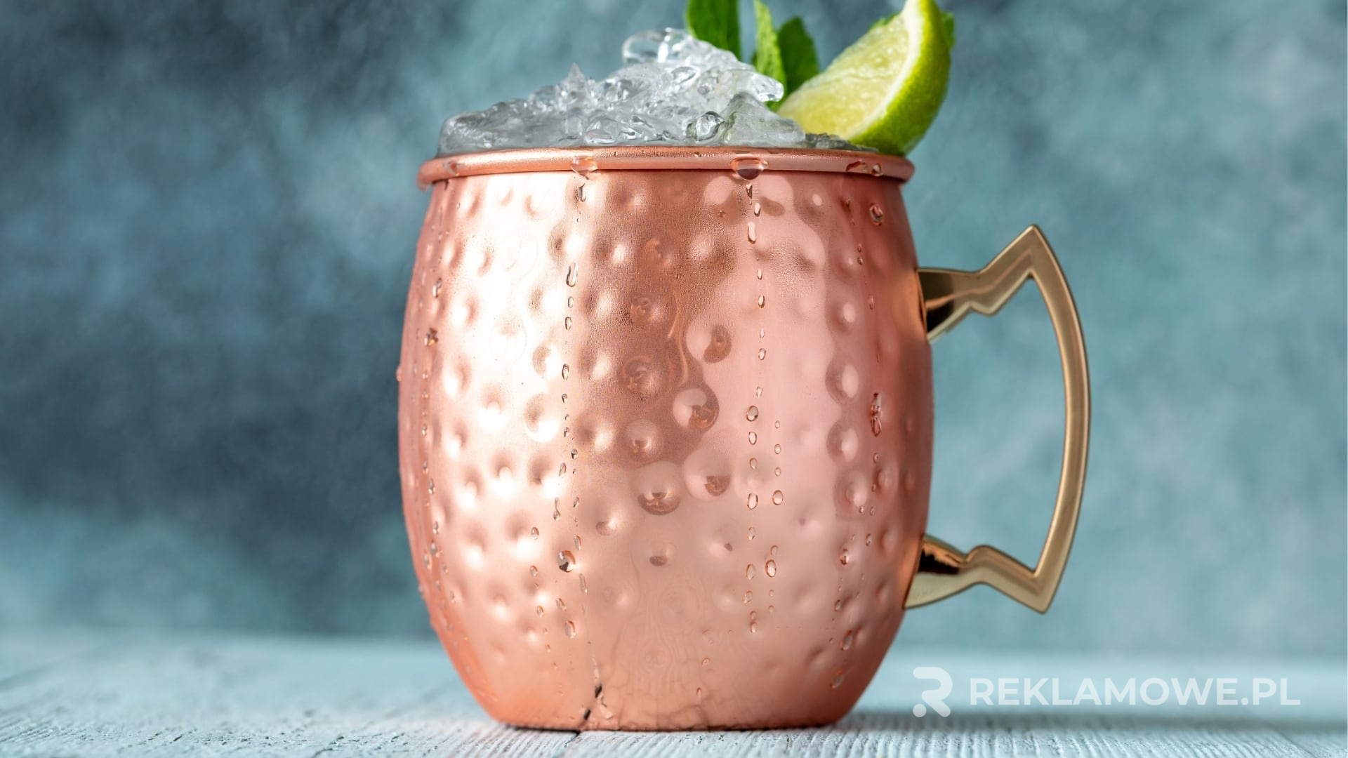 Kubek reklamowy na biurku