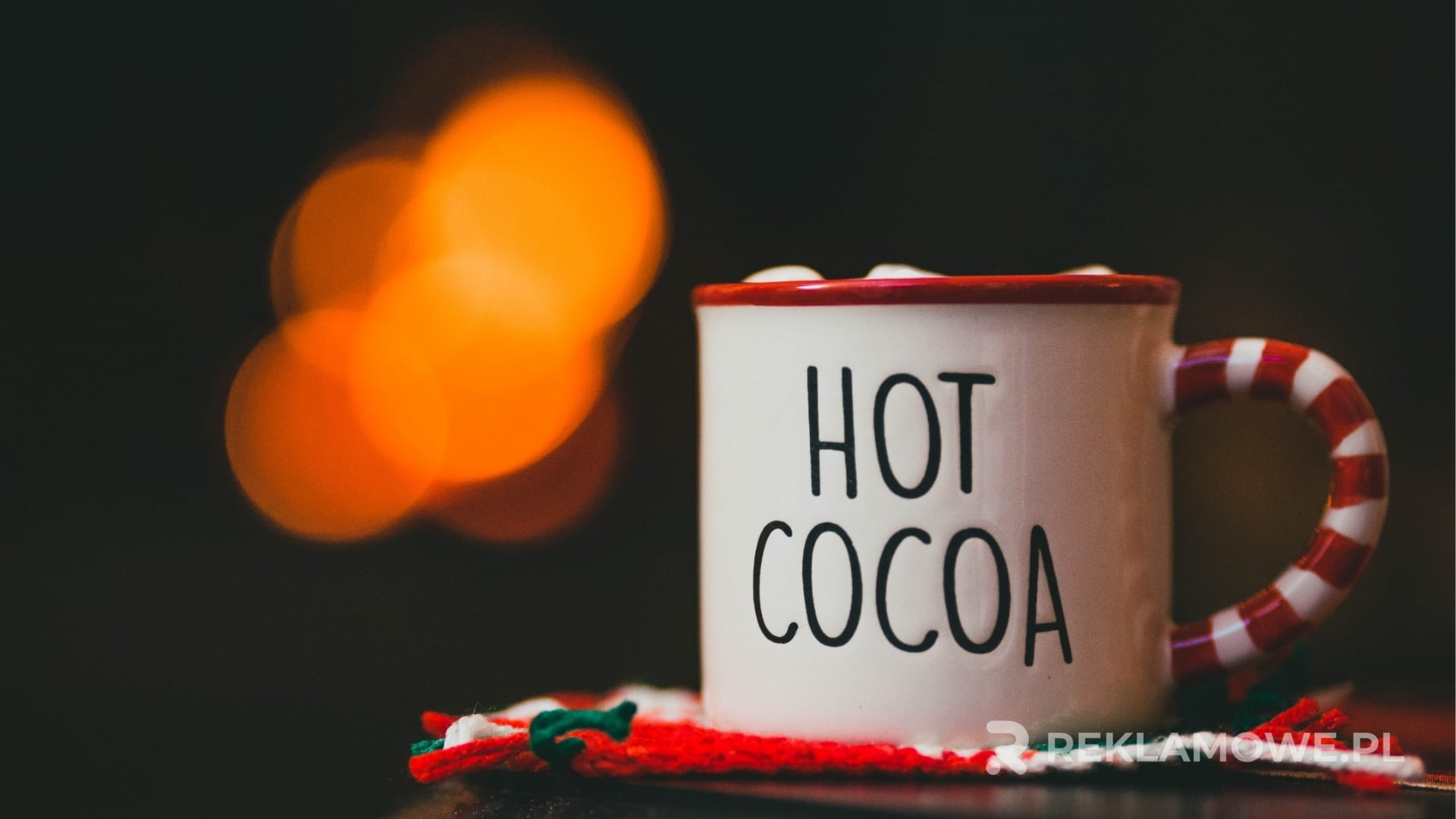 Kubek reklamowy z logo firmy na stole