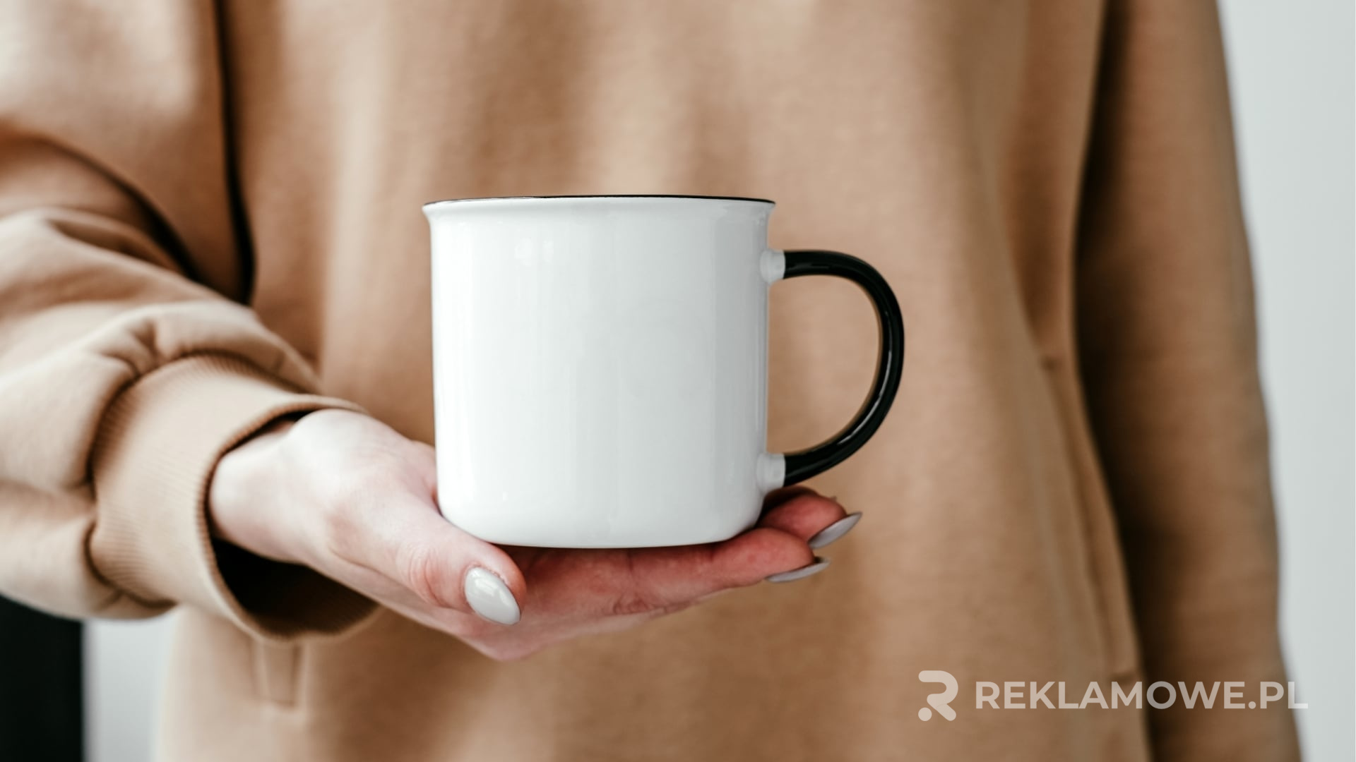 Kubek reklamowy na biurku