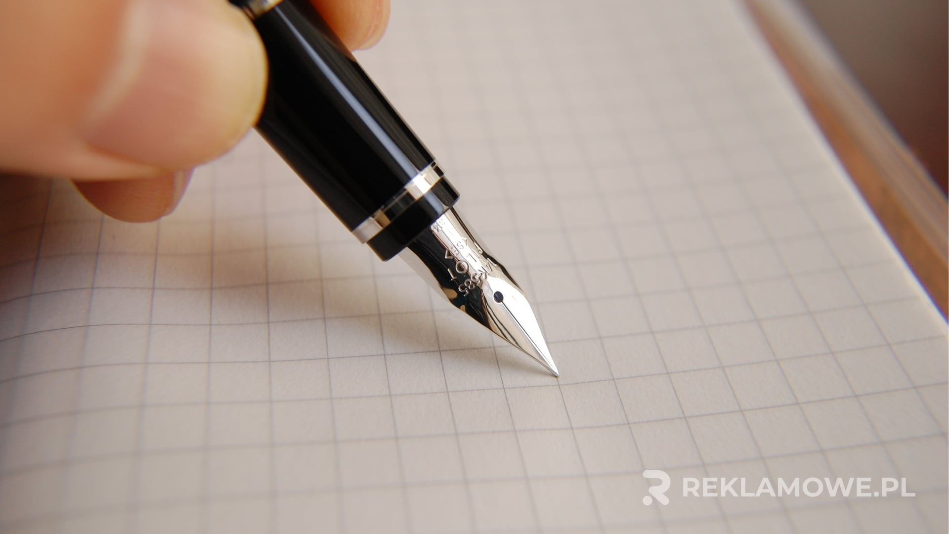 Kubek reklamowy z logo firmy na stole