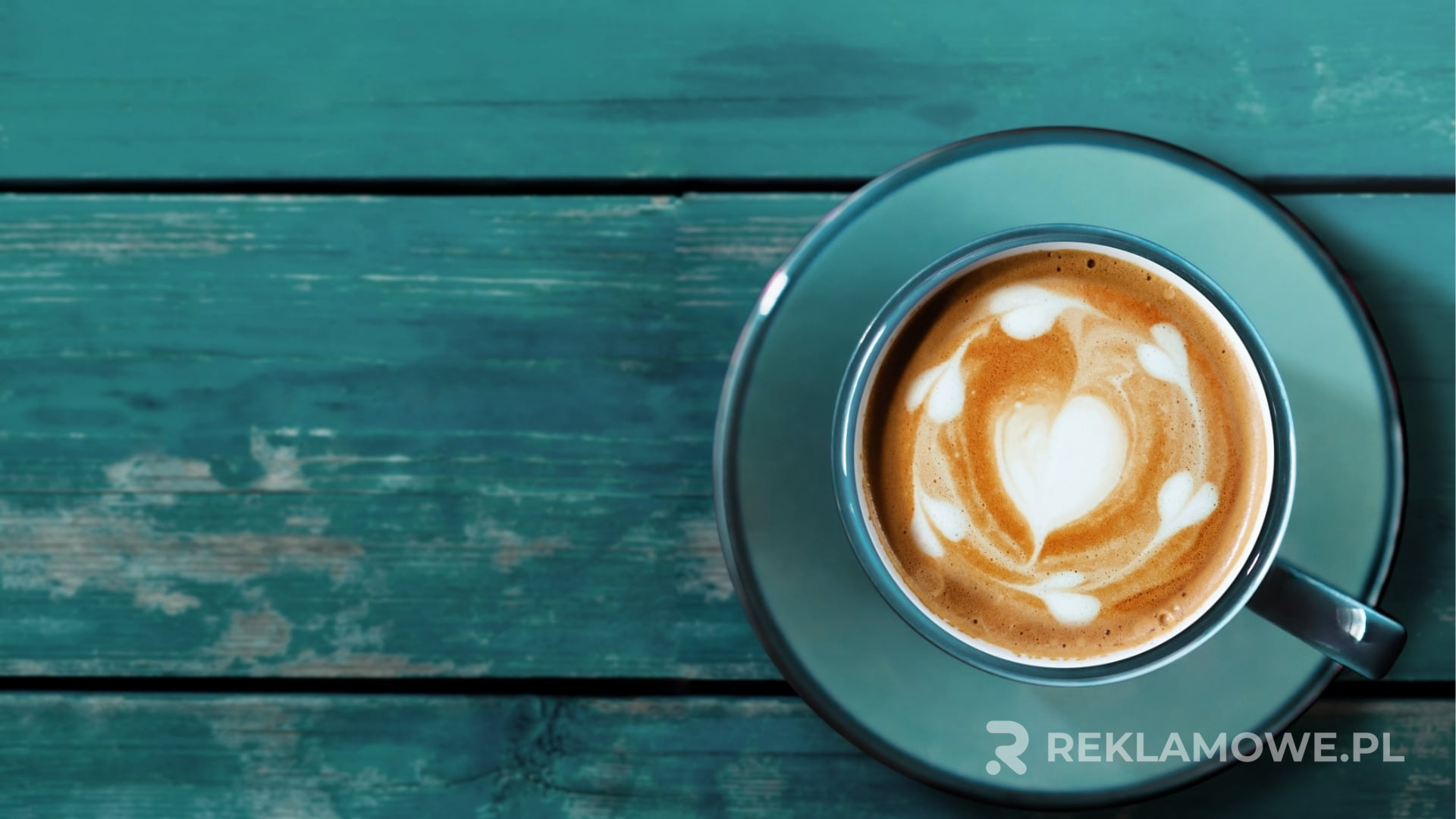 Kubki Reklamowe a Lojalność Klienta Kubek reklamowy na biurku