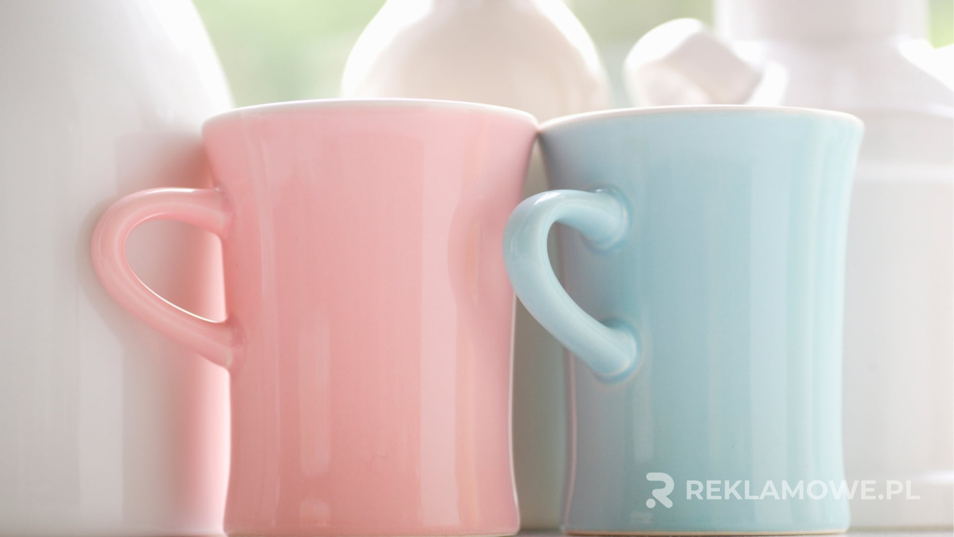 Kubek reklamowy na biurku z projektem graficznym