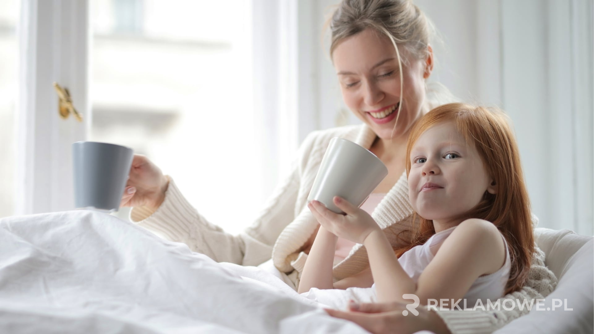 Trendy projektowe kubków reklamowych na rok 2025